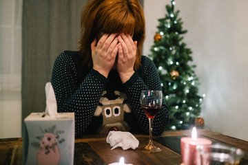 Quarantäne an Weihnachten - Frau alleine an Weihnachten auf Grund des Coronavirus