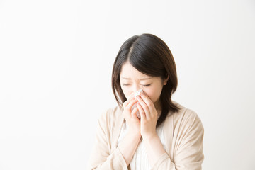 鼻をかむ女性