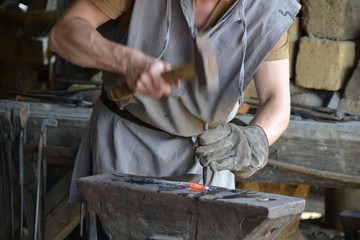 Guédelon, France, 24 aout 2014 : Forgeron au travail dans le chateau de Guédelon
