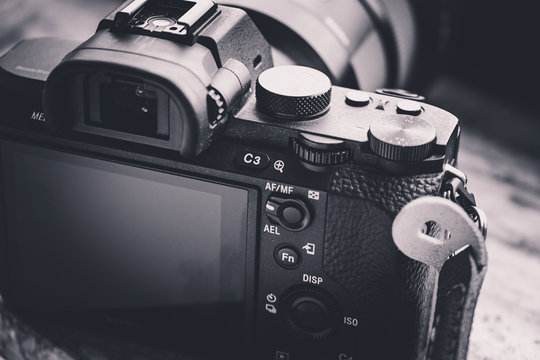 R&uuml;ckseite einer modernen Digital Kamera in einer schwarz wei&szlig;e Nahaufnahme 