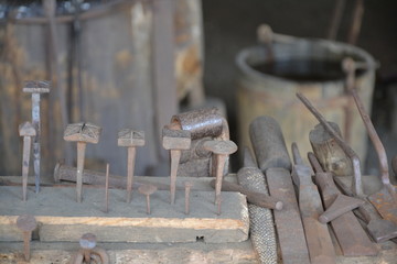 Guédelon, France, 24 aout 2014 : Clous en métal pour la construction du château médiéval de...