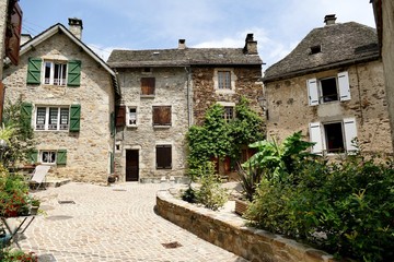 Fototapeta na wymiar Rue pavée de la ville de Chaudes-Aigues