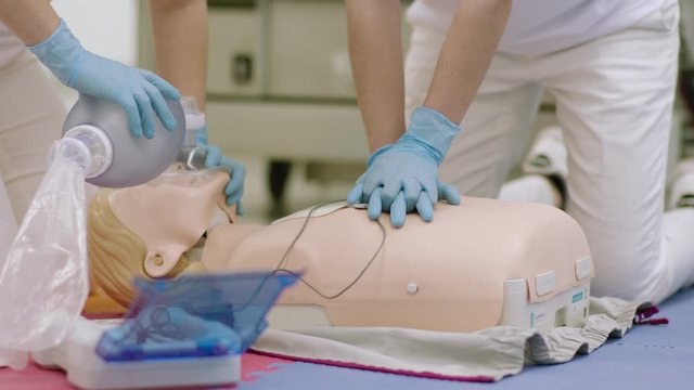 medical students learn CPR with dummy