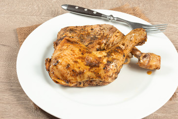 cuisses de poulet rôti dans une assiette