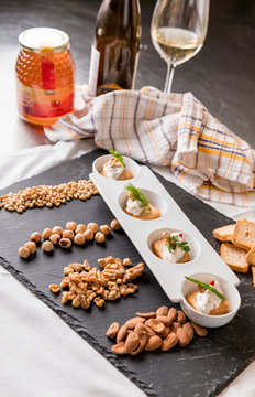 Tostas Com Queijo, Mel e Frutos Secos