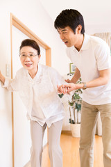 Fototapeta premium シニア女性を介護する介護福祉士