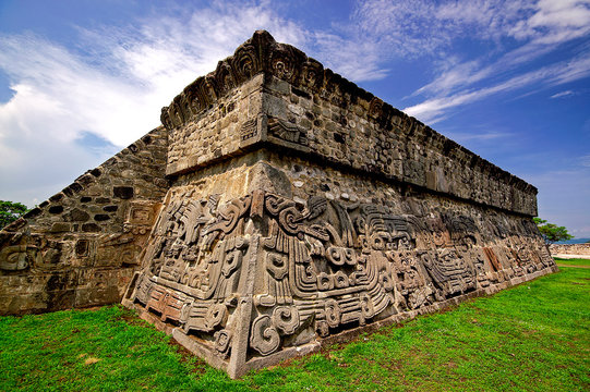 Piramide de la serpiente enplumada(piramide de Quetzalc&oacute;atl).Yacimiento  de Xochicalco. Estado de Morelos.Mexico.