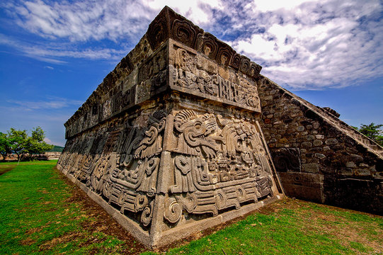 Piramide de la serpiente enplumada(piramide de Quetzalc&oacute;atl).Yacimiento  de Xochicalco. Estado de Morelos.Mexico.