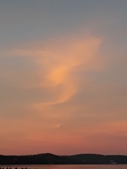 Abendstimmung mit goldener Wolkenskulptur