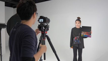 Obraz premium ヘアメイクアーティストと映像カメラマン