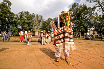 Baile del viejito (tradicional Purepecha) en la plaza Vasco de Quiroga. Pátzcuaro. Estado de...