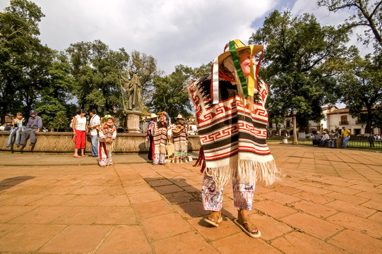 Baile del viejito (tradicional Purepecha) en la plaza Vasco de Quiroga. P&aacute;tzcuaro. Estado de Micchoac&aacute;n.Mexico.