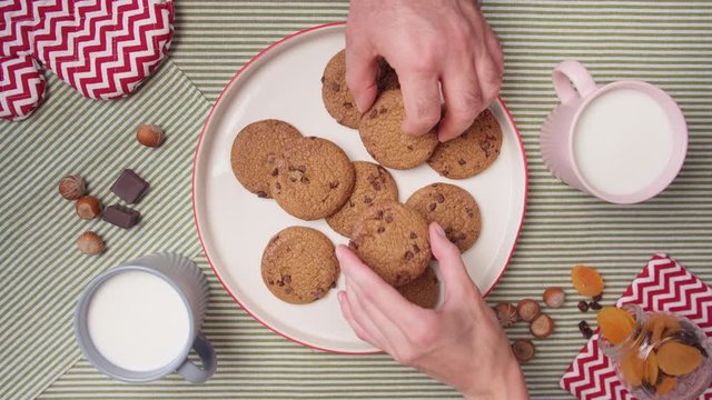 медовые печенье с яблоком. печенье фото. печенье с молоком. кукис печенье шоколадное. печенье в духовке с украшением дугами фото.