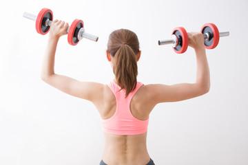 Fototapeta premium ウェイトトレーニングする女性の後ろ姿