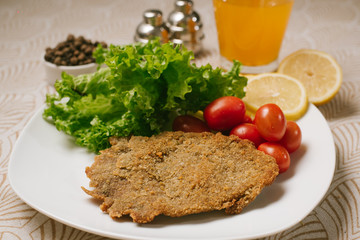 Milanesa con ensalada