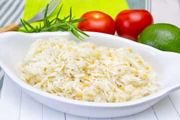 plat de riz blanc cuit sur un fond blanc