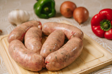 Chorizos frescos en tabla de madera