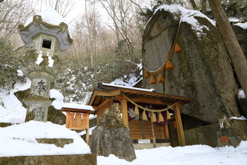 雪の石割神社