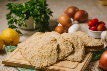 Milanesas Crudas en Tabla de madera
