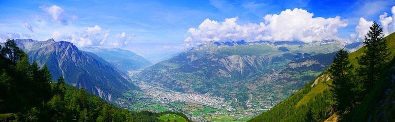 Visp, Schweiz: Walliser Alpenpanorama mit Visp im Tal - obrazy, fototapety, plakaty