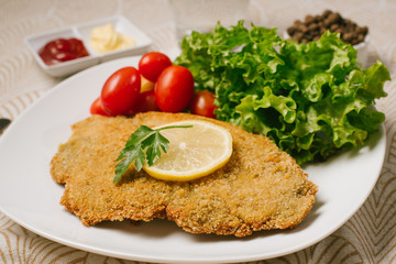 Milanesas con ensalada en plato