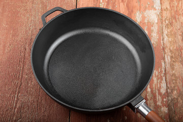 Empty cast iron skillet