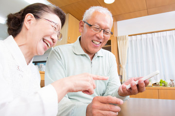 スマホをするシニア夫婦