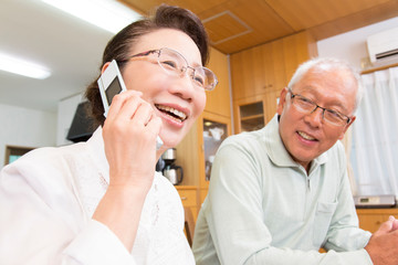 Obraz premium 電話をするシニア女性