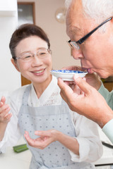 味見するシニア夫婦