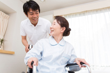 シニア女性と会話する介護士