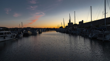 Fototapeta premium Aigues-Mortes - France - Occitanie - Lever de soleil sur le port d'Aigues-Mortes