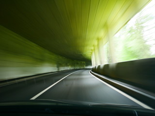 Simplonpass, Schweiz: In Fahrt durch einen Lawinenschutztunnel