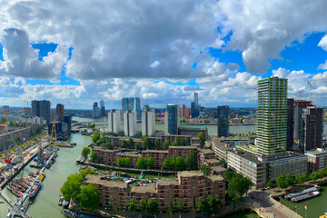 Obraz premium A beautiful and dramatic panoramic shoot of the Rotterdam city skyline with a spectacular dramatic clouds