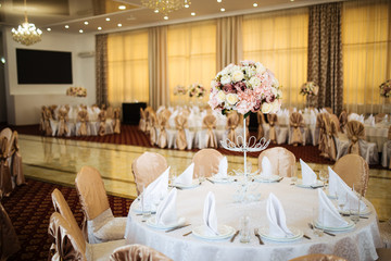 Tender pink flower bouquet on the banquet table