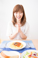 食事をする女性