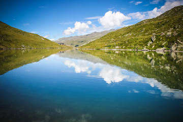 reflet de la montagne sur un lac des alpes près des Ménuires