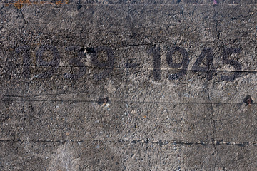inscription de date de la seconde guerre mondiale sur un mur en béton bunker