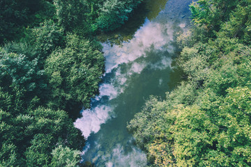 nuages se reflétant dans un fleuve, vue en plongée