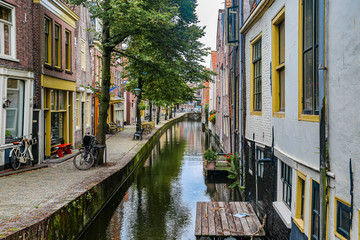 Fototapeta na wymiar Kanal in einer Seitenstrassse in Alkmaar