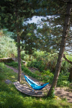 repos dans un hamac au bord d'un lac