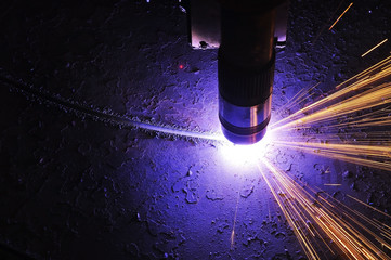 metal cutting process using plasma cutting machine