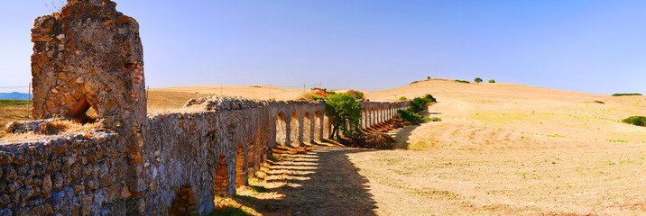 Tarquinia, Italien: Ein Aquädukt auf freim Feld