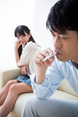 タバコを吸う父と嫌がる娘
