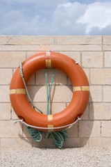 Une bouée de sauvetage accrochée sur un quai