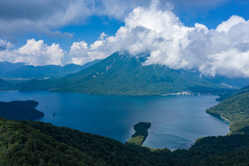 夏の中禅寺湖と男体山