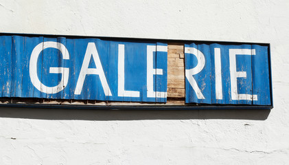 Altes, blaues Schild Galerie, Schriftzug, Deutschland, Europa
