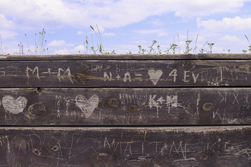 Serca i napisy na starych drewnianych deskach © Exact Image 