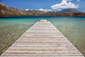 Badesteg am See von Vouliagmeni, Korinthia, Griechenland.