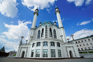Obraz premium White-stone mosque in Kazan against the blue sky