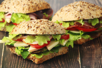 Sandwiches with whole grain bread, ham and vegetables